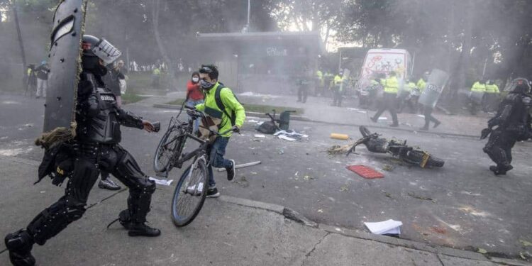 Bogotá: disturbios y enfrentamientos en protesta contra la violencia policial