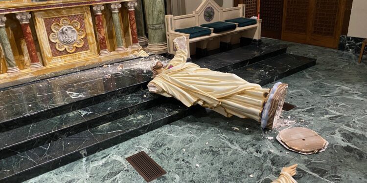 Violento ataque a la Catedral de San Patricio, El Paso, Texas