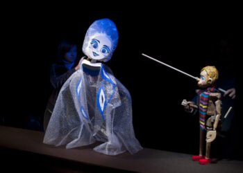 Un toque de verdad y se viene abajo el mamotreto