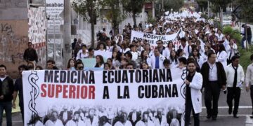 Escribe Betty Marroquin: “Desempleo en el gremio médico”