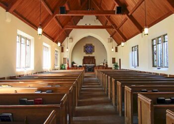 El campanario en silencio, la sotana colgada y el cáliz del olvido