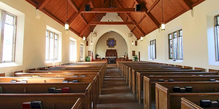 El campanario en silencio, la sotana colgada y el cáliz del olvido