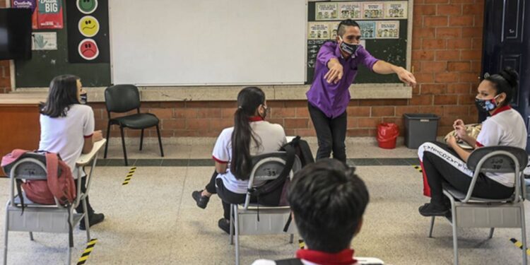 La Enseñanza hacia el futuro: Virtual vs. Presencial