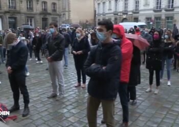 La terrible intolerancia del periodismo francés: ¡Policías intervengan! ¡Están rezando!