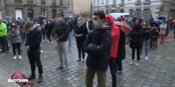 La terrible intolerancia del periodismo francés: ¡Policías intervengan! ¡Están rezando!