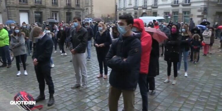 La terrible intolerancia del periodismo francés: ¡Policías intervengan! ¡Están rezando!