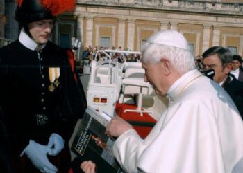 Ricardo Sánchez Serra entrevista a un destacado Guardia Suizo, custodio del Santo Padre