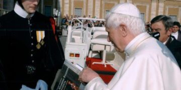 Ricardo Sánchez Serra entrevista a un destacado Guardia Suizo, custodio del Santo Padre