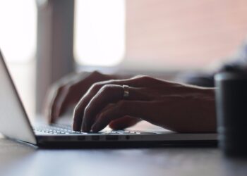 Betty Marroquín escribe desde Guatemala: “Oportunistas o idiotizados”