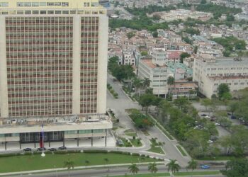 Betty Marroquín escribe sobre “La inteligente inteligencia cubana”