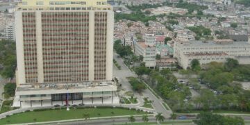 Betty Marroquín escribe sobre “La inteligente inteligencia cubana”