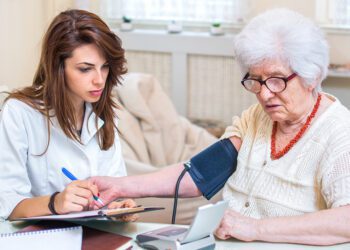 Recursos de atención en el envejecimiento: servicios de tele asistencia y de ayuda a domicilio, el caso de España