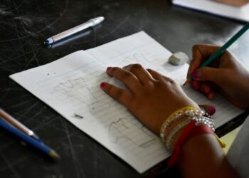 P. Fernando Gioia: ¿Papel o pantalla?, ¿Lápiz o teclado?: Duelo entre lo virtual y lo presencial