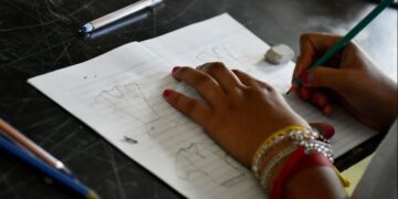 P. Fernando Gioia: ¿Papel o pantalla?, ¿Lápiz o teclado?: Duelo entre lo virtual y lo presencial