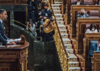 En España, Santiago Abascal, líder de la oposición, confirma la distancia infinita con el Gobierno de las izquierdas: «Sí, hay una anomalía democrática. Ustedes»