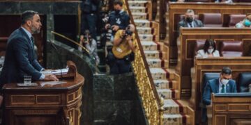 En España, Santiago Abascal, líder de la oposición, confirma la distancia infinita con el Gobierno de las izquierdas: «Sí, hay una anomalía democrática. Ustedes»