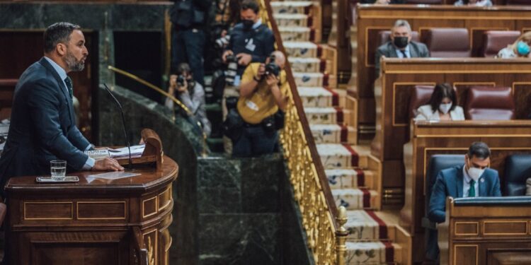 En España, Santiago Abascal, líder de la oposición, confirma la distancia infinita con el Gobierno de las izquierdas: «Sí, hay una anomalía democrática. Ustedes»
