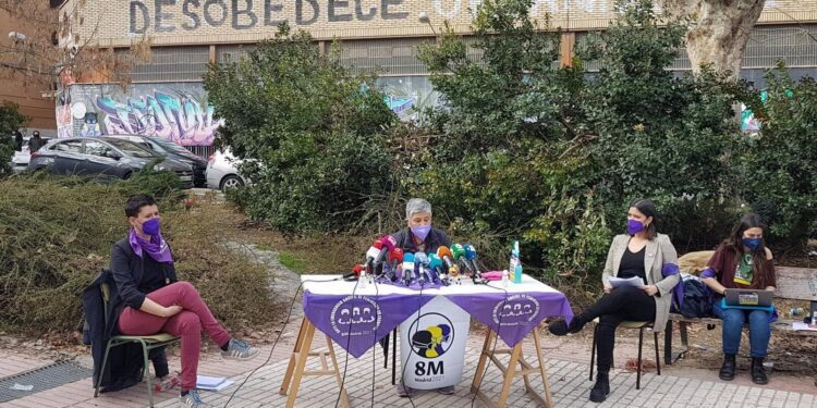 Permiten violentas marchas feministas del 8M pero restringen cultos religiosos