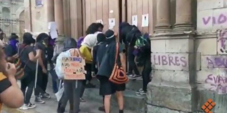 Feministas intentan incendiar histórico templo en Bogotá y atacaron iglesias en México