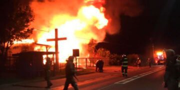 Chile: otra Iglesia católica incendiada por terroristas mapuches