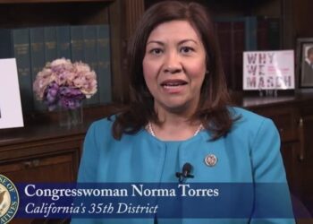 La única congresista estadounidense nacida en Centroamérica, ¿Pide a Biden que corte la ayuda para el desarrollo?