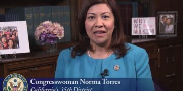 La única congresista estadounidense nacida en Centroamérica, ¿Pide a Biden que corte la ayuda para el desarrollo?