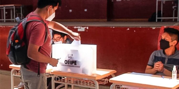 El despertar de la juventud peruana por la Libertad y la Democracia, de la mano de los adultos mayores