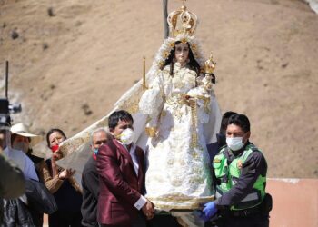 Imagen de la advocación mariana “Virgen de Chapi” bendice Arequipa desde un helicóptero