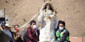 Imagen de la advocación mariana “Virgen de Chapi” bendice Arequipa desde un helicóptero