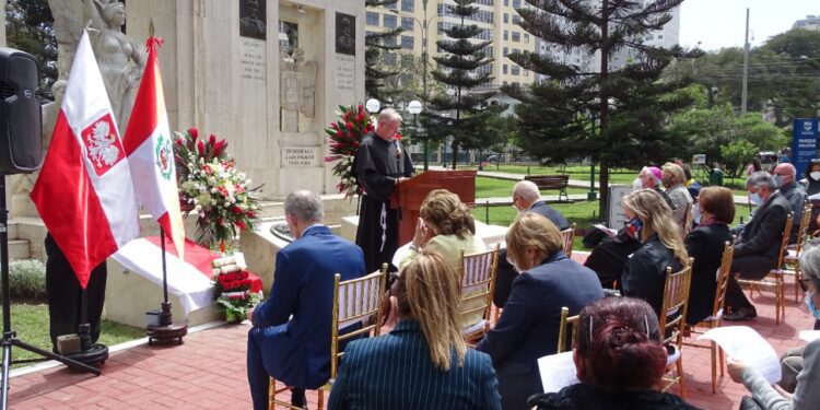 Inauguran monumento a dos sacerdotes asesinados por Sendero Luminoso