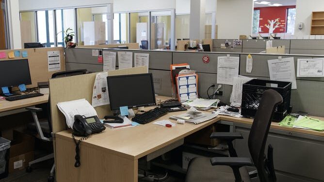 ¿Creías que el trabajo en la oficina murió? Estas son las razones por las que regresarás a tu escritorio