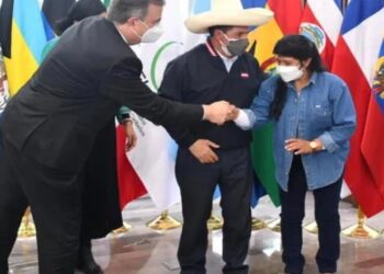 No se confundan, estamos frente a un comunista y cada uno de sus gestos debe ser analizado con cuidado