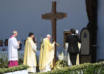Papa Francisco: “La cruz es como un libro que, para conocerlo, es necesario abrir y leer”