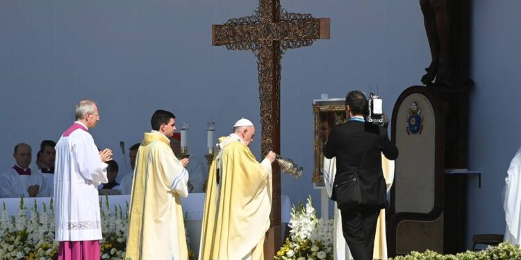 Papa Francisco: “La cruz es como un libro que, para conocerlo, es necesario abrir y leer”