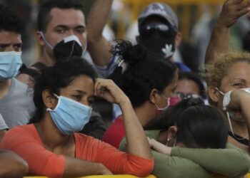 Mientras se fijan en el sombrero o la ropa estrafalaria del gobernante, avanzan los comunistas