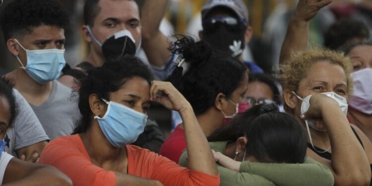 Mientras se fijan en el sombrero o la ropa estrafalaria del gobernante, avanzan los comunistas