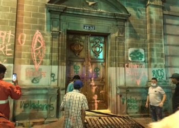 Violentas feministas atacan y prenden fuego a una Iglesia Católica