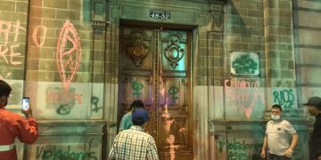 Violentas feministas atacan y prenden fuego a una Iglesia Católica