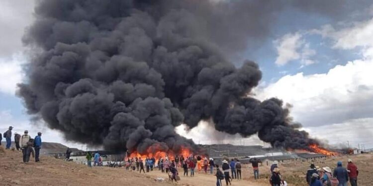 Perú: Campamento y maquinarias de empresa minera fueron incendiados y destruídos