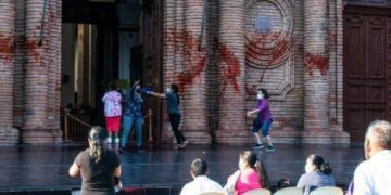 Bolivia: mujeres indígenas fustigan a feministas que vandalizaron catedral