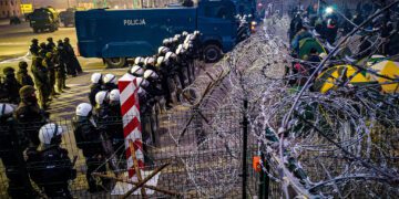 Eurodiputados de 16 países se unen a VOX en defensa de la frontera polaca