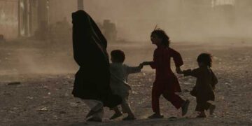 Afganas claman desesperadas por su rescate, mientras talibanes estrechan el cerco