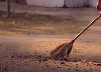 El contaminante derrame del servilismo en el periodismo peruano
