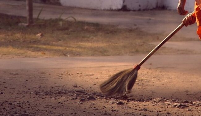 El contaminante derrame del servilismo en el periodismo peruano