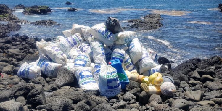 Basura con etiquetas asiáticas contamina las islas Galápagos