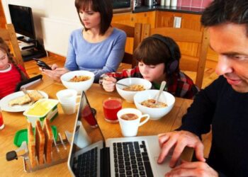 Huérfanos digitales: Diez riesgos de crecer en internet