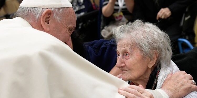¿En qué sentido la vejez puede salvar el mundo? Fue la pregunta que se planteó el Papa
