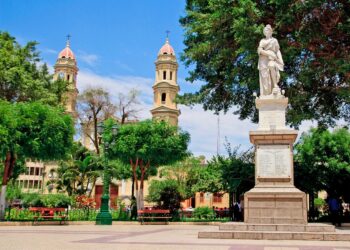 ¿Cuáles son los destinos más comprados por los peruanos y cuánto gastan por viaje?