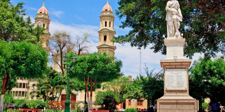 ¿Cuáles son los destinos más comprados por los peruanos y cuánto gastan por viaje?