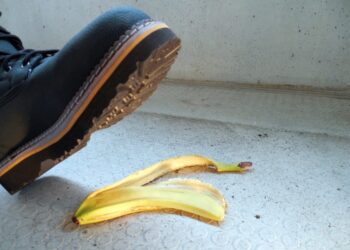 La cáscara de plátano en la vereda… ¿Quien la pisa, se resbala?